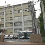 【悲報】ババァ客「どっちの饅頭がいい？」　バイト「どっちでも」→暴行で逮捕