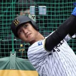 阪神　西純が野手転向後、初ヒット　１４２キロをはじいて中前打　球場内から歓声と拍手　右翼守備も披露