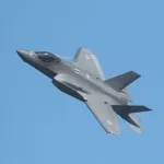 航空自衛隊「F-15約200機、F-35A38機、F-2約90機」保有←これ