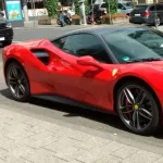 高級な車を買うやつで敢えて「フェラーリ」「ポルシェ」あたりに行くやつの感覚がわからん