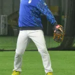 DeNAの名ブルペン捕手、深沢氏が今季限りで卒業。練習最後の日は筒香が志願のキャッチボールで別れ