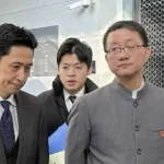 記者「ポケットに手を入れていたのはなぜですか?」劉局長「おててさむさむだったの🥺」