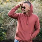 【悲報】いい歳してパーカーを着ている「子供服おじさん」、ガチで女性に嫌われていた・・・・・
