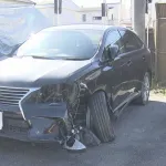 父親名義のレクサスを飲酒運転→標識に追突事故→母親を身代わりに替え玉出頭させた男(23)を逮捕