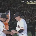長野久義の引退セレモニー、阿部監督＆坂本勇人が号泣　花束贈呈で堪えきれず、涙を拭う