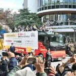 「福岡の街にホークスファンって根付いてるんだなと」ソフトバンク上沢直之、移籍後初Vパレードに笑顔