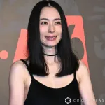【画像】深津絵里(52)さん、サブカルの帝王みたいになってしまう