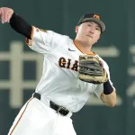 【ベストナイン】巨人・泉口友汰が首位打者の広島・小園との一騎打ち制す　ＧＧ賞と２冠は２１年坂本勇人以来