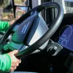 【画像】トラック運転手さん、リフトマンに警告「俺のアオリは一枚175万だぞ？」