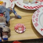 【悲報】スシローさん、バチクソ汚ねぇ人形をテーブルに置かれてしまうｗｗｗｗｗｗｗｗｗｗｗｗｗｗｗ