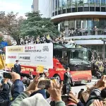 「福岡の街にホークスファンって根付いてるんだなと」ソフトバンク上沢直之、移籍後初Vパレードに笑顔