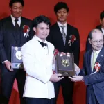 森下翔太さん、アワードにまさかの白タキシードで登壇wwwwwwww