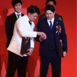 「では、最後に白い方」紹介で会場も爆笑　あれ？ベストナイン受賞の質問は？　阪神・森下も戸惑いの笑顔