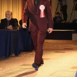 楽天・辰己涼介「正装」スーツで登場「辰己が普通で来るのは奇跡に近い」昨年は全身金ピカで話題