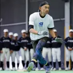 イチロー、肉離れで走れず　高校生指導で