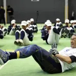 【超絶大悲報】イチロー、肉離れで走れず　高校生指導で