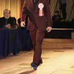 楽天・辰己涼介「正装」スーツで登場「辰己が普通で来るのは奇跡に近い」