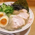 なんでラーメンには煮卵とか味玉っていう決まりがあるんや？