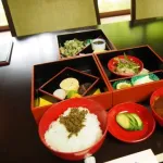 （ヽ´ん｀）「たまに近所の斎場でやってる知らない人の葬儀に出てる」