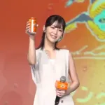 【悲報】浜辺美波さん、仕事でビールをグビグビ飲んでしまう