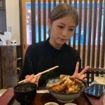 【画像】浜辺美波さん、美味しそうな天丼を前に余裕の表情
