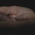 【悲報】会社員、電車でセクシー動画を見てただけで女子高生にチクられ逮捕・・・・・・・