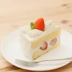 ケーキと相性のいい果物の最適解として🍓はふさわしいのか未だに答えが出ない