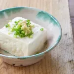 豆腐のベストな食べ方→「永谷園のお茶漬けでお湯をかけて食う」