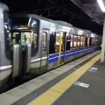 (＼‘ん‘)「平日昼間にスーツ着て駅ホームに居る奴らニートだぞ。」