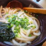 うどん(戦闘力800)「蕎麦に勝つには合体するしかねぇ！」ワカメ(戦闘力30)「くそ！早くしろー！」