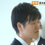 【画像】鈴木農水大臣、横から見るとめちゃくちゃワイルドでいかつい髪型をしていたと話題に