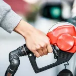 【悲報】車椅子ユーザーさん、セルフのガソリンスタンドで給油を頼むも断られる😭