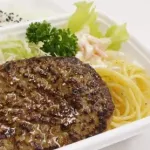 ハンバーグの下に素パスタ入れる仕事してます🍝