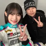 【画像】19歳の美少女レーサーさん、同い年の実力派イケメンレーサーとチームメイトになりﾊﾟｼｬﾘ