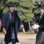 【画像】愛子さま、鳥を捕まえてくる