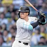 佐藤輝明、もっと守備で評価上げないと村上と同じような契約になりそう