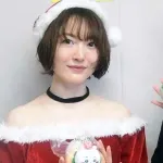 【画像】声優の花澤香菜さん、ミニスカサンタ姿を披露するwwwwww