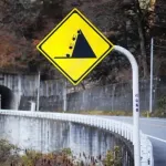 【悲報】免許試験「落石注意の標識があったので上方を注意しながら運転した」俺「◯だろ」
