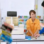 【衝撃】識者、コンビニバイトに一刀両断「誰でもできる」
