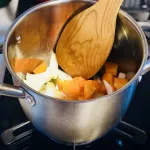 カレーやシチュー作る時、先に鍋で肉や野菜炒めるの