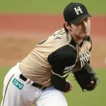【悲報】日ハムさんおっちゃんに4年で24億もの契約を費やしてしまうｗｗｗｗｗｗｗ