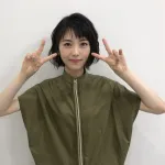 【朗報】浜辺美波さん、二の腕を見せたがってしまうｗｗｗ