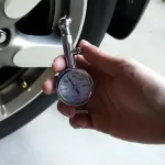 クルマのタイヤの空気圧を定期的に点検しないやつww