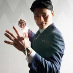 日本ハム清宮、刀を持って謎のポーズをとる