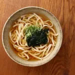 うどん(戦闘力800)「蕎麦に勝つには合体するしかねぇ！」ワカメ(戦闘力30)「くそ！早くしろー！」