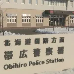67歳男性、同居する60代女性にタラコを投げつけ逮捕。「ゴミ箱に投げたら当たった」。女性にケガはなし