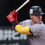 村上宗隆（25）2年54億円　今井達也（27）3年84億円　岡本和真（29）4年94億円