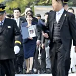 【悲報】高市首相、ニヤニヤと安倍晋三氏の遺影を見せびらかし伊勢神宮に参拝