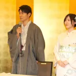 松井珠理奈＆辻本達規、そろって結婚会見　松葉杖で登場の辻本を珠理奈がサポートする場面も