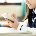 【衝撃】生活保護世帯の高1女子「なんでもかんでもスマホ。スマホなんてこの世から無くなればいいのに」